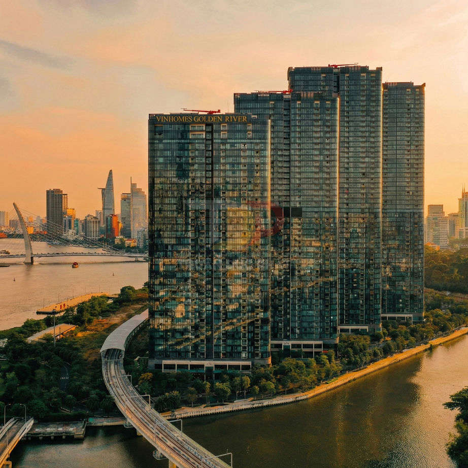 Khu căn hộ Vinhomes Golden River bên sông Sài Gòn với đường sắt trên cao và trung tâm thành phố phía xa