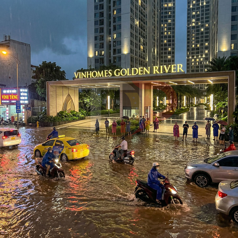Lối vào chung cư Vinhomes Golden River ngập nước, xe máy và ô tô di chuyển khó khăn trong mưa