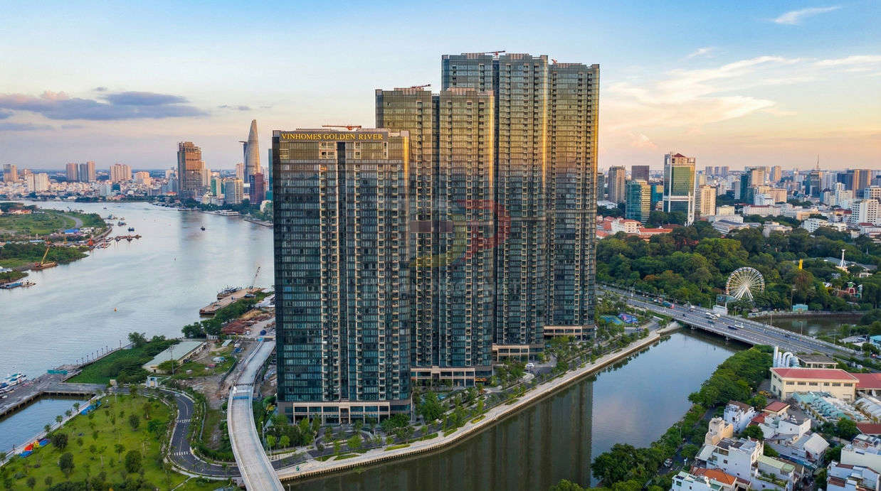 Tòa nhà căn hộ Vinhomes Golden River bên sông Sài Gòn nhìn từ trên cao