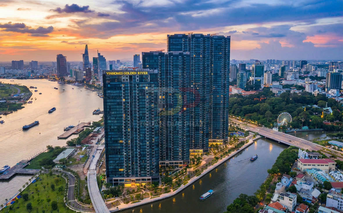 Tổ hợp căn hộ Vinhomes Golden River bên sông Sài Gòn lúc hoàng hôn, nhìn từ trên cao