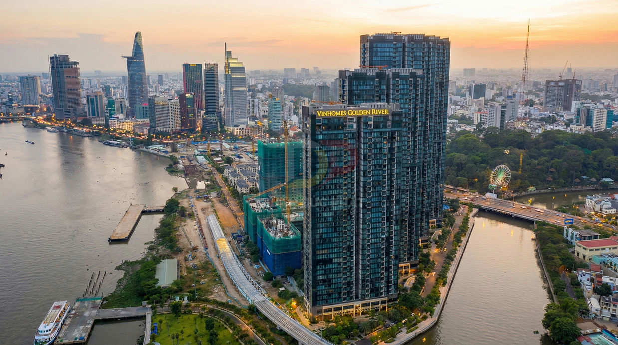 Tòa nhà căn hộ Vinhomes Golden River bên sông Sài Gòn giữa trung tâm thành phố lúc hoàng hôn