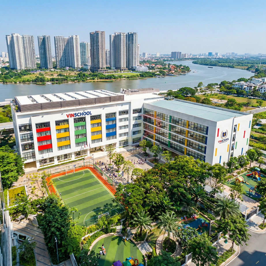 Trường Vinschool với sân bóng đá và khuôn viên cây xanh nhìn từ trên cao
