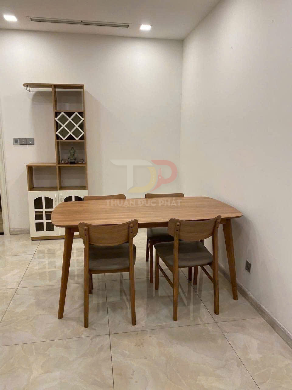 Bộ bàn ăn gỗ 4 ghế kiểu dáng hiện đại đặt trong phòng ăn tối giản