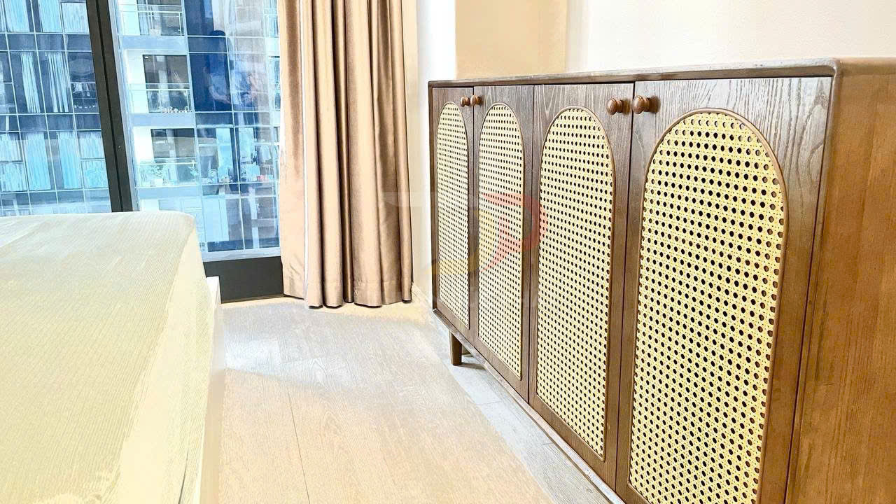 Tủ gỗ phòng ngủ cửa mây đan bốn cánh đặt cạnh cửa sổ kính lớn và rèm màu be